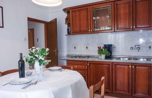 Vantacici Apartment | Holiday apartment with communal pool and air conditioning