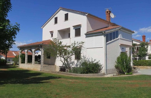 Vantacici Apartment | Holiday apartment with communal pool and air conditioning