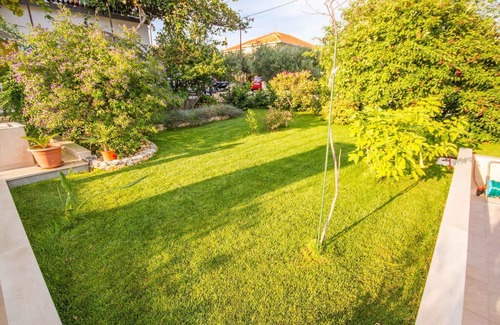 Seget Donji Apartment | Holiday apartment with pool and 80 m to the beach