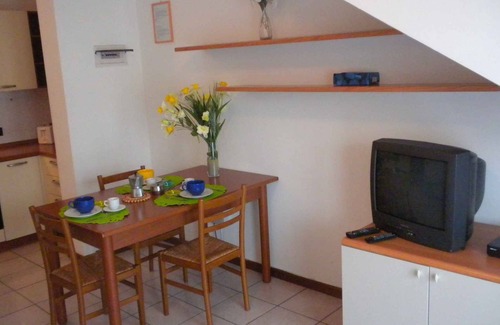 Montioni Apartment | Holiday apartment with private garden in a convenient location to the lake