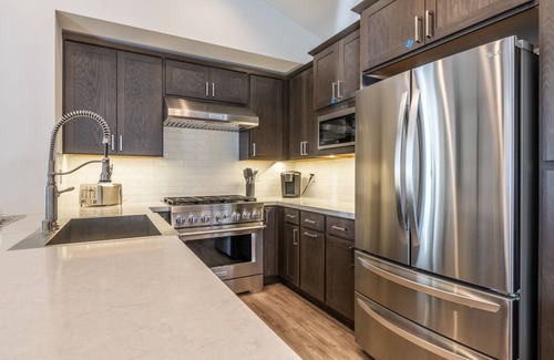 Mammoth Lakes House | Holiday Availability! Well-Appointed Creekhouse Townhome with Gas Grill and Fire Pit