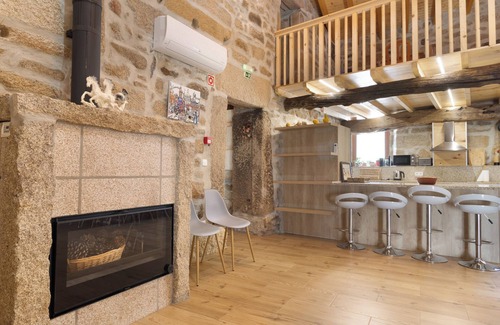 Valpacos Apartment | Holiday Bedroom 'Suite Espaçosa Quadrupla Talefe' with Mountain View, Wi-Fi and Air Conditioning