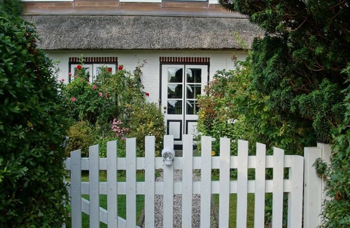 Pommerby Apartment | Holiday by the sea in a thatched house with fireplace and sauna