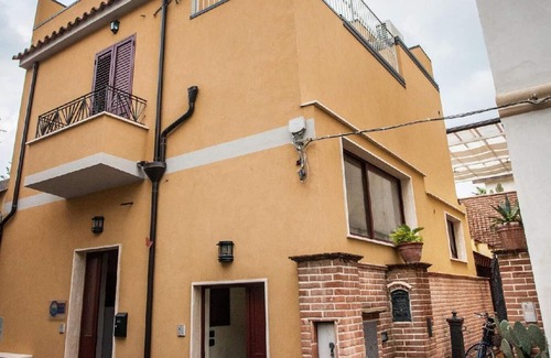 Locri House | holiday flat 'Zaleuco' with terrace