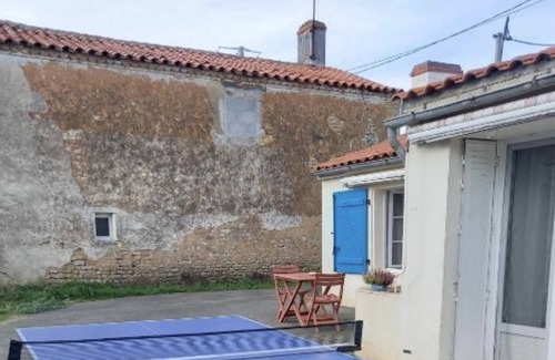 Mareuil-Sur-Lay-Dissais House | Holiday Home 'Gite Entre Terre Et Mer Gd Studio' with Shared Pool, Wi-Fi and Air Conditioning