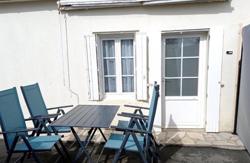 Mareuil-Sur-Lay-Dissais House | Holiday Home 'Gite Entre Terre Et Mer Gd Studio' with Shared Pool, Wi-Fi and Air Conditioning