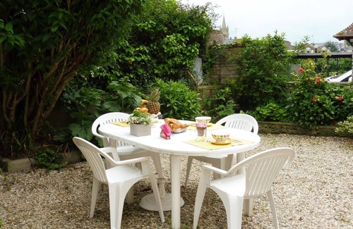 Arromanches-les-Bains Apartment | Holiday Home in Arromanches by Sandy Beach