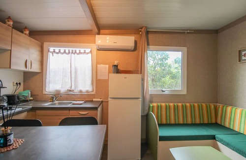 Pianotolli-Caldarello House | Holiday Home 'Chalet V Tout Equipé Proche Mer' with Shared Pool, Terrace and Air Conditioning