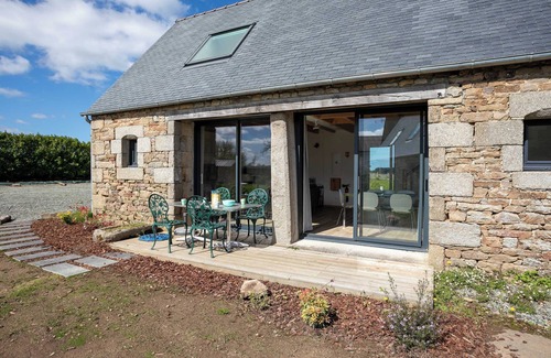 Saint-Michel-en-Greve House | Holiday Home 'Gite Des Hauts Grève - Proche Mer' with Shared Terrace, Shared Garden and Wi-Fi