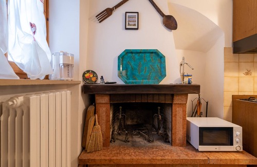 Castelfranco Piandisco House | Holiday Home "Le Balze" with Mountain View, Private Garden & Wi-Fi