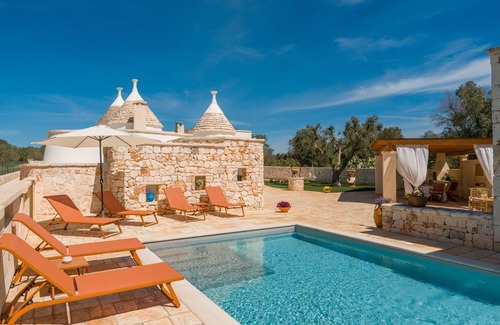 San Michele Salentino House | Holiday Home 'Trullo Amami Con Piscina Privata' with Private Pool, Wi-Fi and Air Conditioning