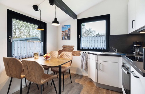 Hollern House | Holiday Home 'Ferienhaus Elb-diek' with Private Terrace, Private Garden and Wi-Fi