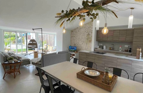 Saint-Denis-d'Oleron House | Holiday Home 'L’hirondelle' with Private Terrace, Private Garden and Wi-Fi