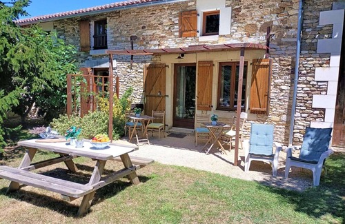 Saint-Jean-de-Sauves Cottage | Holiday Home in Loire near Castles and Nature