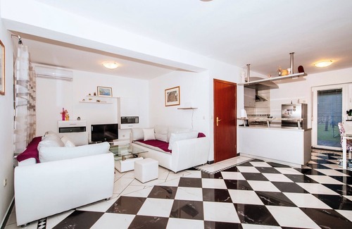 Maslenica House | Holiday Home Jasenice near Beach & Pool