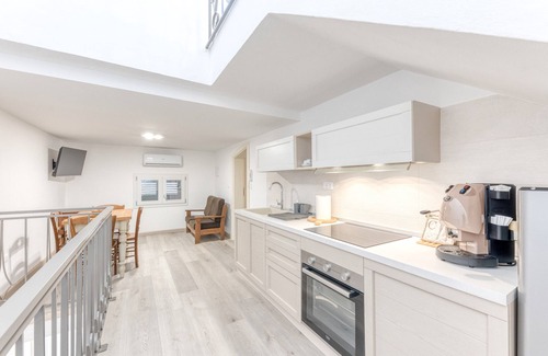 Alessano House | Holiday Home '2' with Private Terrace, Wi-Fi and Air Conditioning