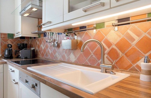 Pantow House | Holiday Home "5 Sterne Reetdachhaus Wildröschen" with Private Terraces, n Garden & Wi-Fi