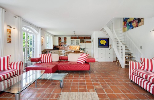 Pantow House | Holiday Home "5 Sterne Reetdachhaus Wildröschen" with Private Terraces, n Garden & Wi-Fi