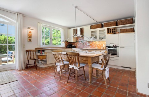 Pantow House | Holiday Home "5 Sterne Reetdachhaus Wildröschen" with Private Terraces, n Garden & Wi-Fi