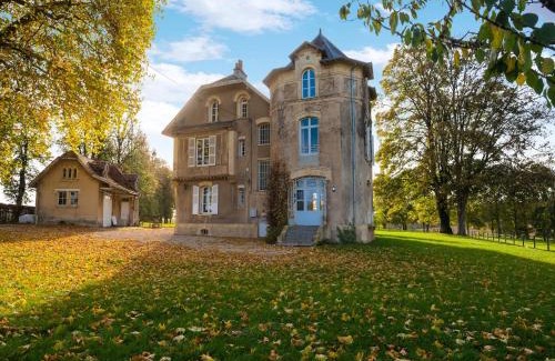 Pouru-Saint-Remy Villa | Holiday home adjoining a château , cleaning included