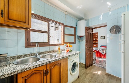 Padul House | Holiday Home 'Amelia y Juan de Dios' with Private Terrace, Wi-Fi and Air Conditioning