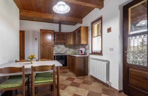 Elmo House | Holiday Home 'Appartamento Girasole' with Shared Pool, Private Terrace and Wi-Fi