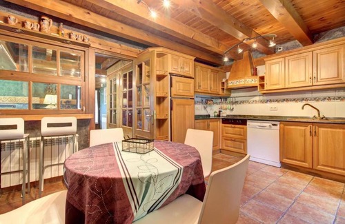 Vielha Ski Chalet | Holiday Home 'Arroquets' with Garden & Wi-Fi