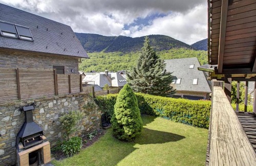 Vielha Ski Chalet | Holiday Home 'Arroquets' with Garden & Wi-Fi