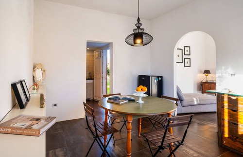 Cutrofiano House | Holiday Home 'Borghetto A Sud' with Private Garden and Air Conditioning