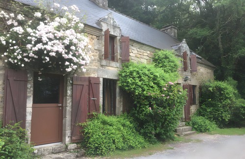 Saint-Nicolas des Eaux House | Holiday Home 'Breton Gildas' with Shared Terrace, Shared Garden and Wi-Fi