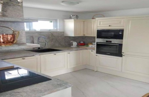 Veliko Brdo Apartment | Holiday Home by the Sea with Pool