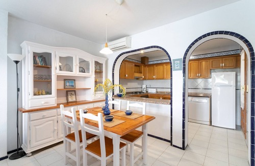 Los Arenales del Sol House | Holiday Home 'Casa en la playa con piscinas E' with Shared Pool, Wi-Fi and Air Conditioning