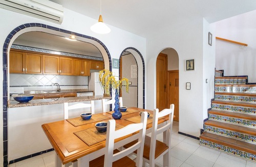 Los Arenales del Sol House | Holiday Home 'Casa en la playa con piscinas E' with Shared Pool, Wi-Fi and Air Conditioning