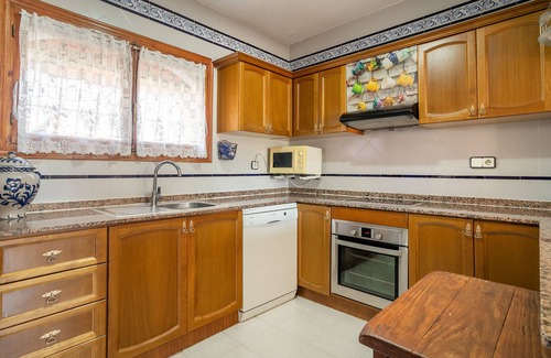 Los Arenales del Sol House | Holiday Home 'Casa Pista' with Shared Pool, Wi-Fi and Air Conditioning