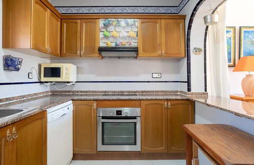 Los Arenales del Sol House | Holiday Home 'Casa Pista' with Shared Pool, Wi-Fi and Air Conditioning