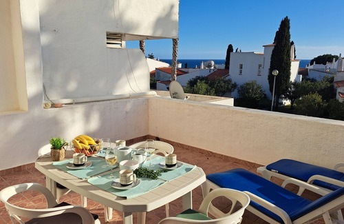 Alporchinhos House | Holiday Home 'Casa Da Rocha' with Shared Pool, Wi-Fi and Air Conditioning