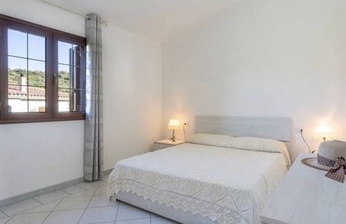 Buddittogliu Straulas House | Holiday Home 'Casa Isuledda' with Sea View, Wi-Fi and Air Conditioning