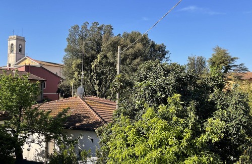 Collesalvetti House | Holiday Home 'Casa Del Colle' with Shared Garden, Wi-Fi and Air Conditioning