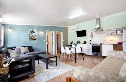 Cartaxo House | Holiday Home 'Casa 2' with Shared Pool, Wi-Fi and Air Conditioning