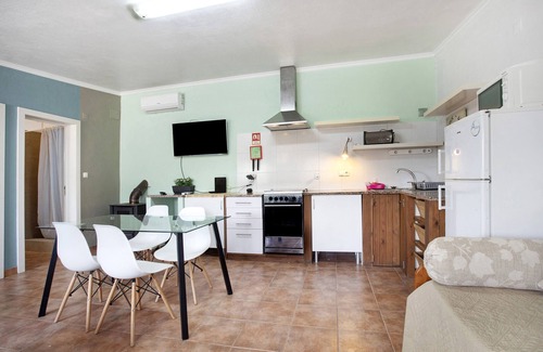 Cartaxo House | Holiday Home 'Casa 2' with Shared Pool, Wi-Fi and Air Conditioning