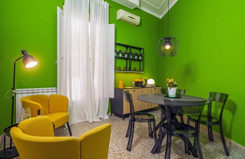 Borgo-Sanzio House | Holiday Home 'Casa Vacanze Italia' with Balcony, Wi-Fi and Air Conditioning