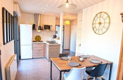 Brech House | Holiday Home 'Charmante Maisonnette Contemporaine' with Shared Terrace