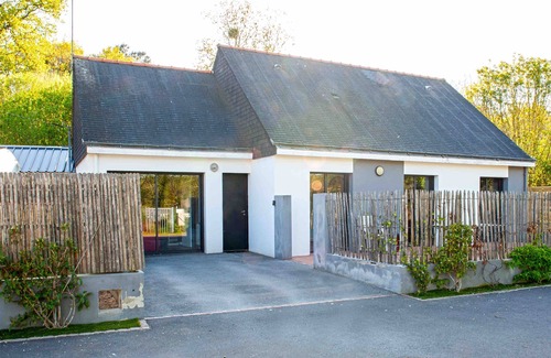 Brech House | Holiday Home 'Charmante Maisonnette Contemporaine' with Shared Terrace