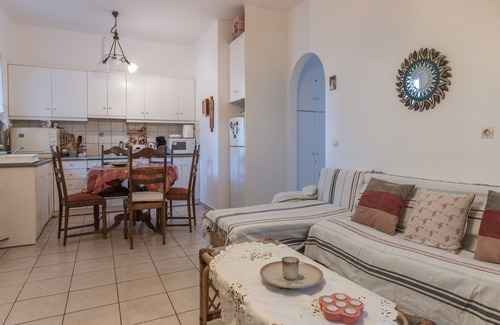 Tinos House | Holiday Home 'Charmante' with Mountain View, Wi-Fi and Air Conditioning