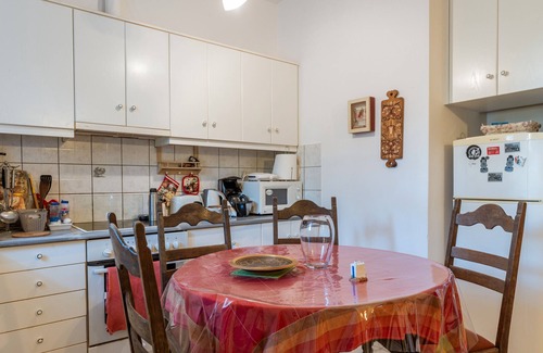 Tinos House | Holiday Home 'Charmante' with Mountain View, Wi-Fi and Air Conditioning