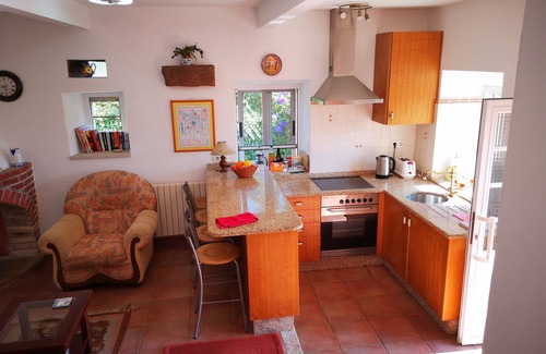 O Rosal House | Holiday Home 'Cottage' with Mountain View, Shared Pool and Wi-Fi