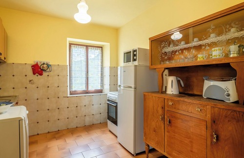 Verrucole House | Holiday Home 'Da Toni' with Private Terrace and Private Garden