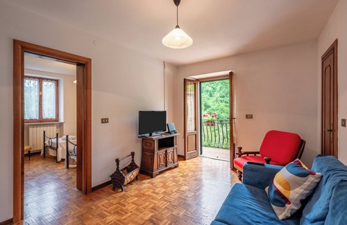 Verrucole House | Holiday Home 'Da Toni' with Private Terrace and Private Garden