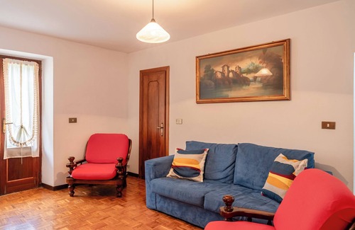 Verrucole House | Holiday Home 'Da Toni' with Private Terrace and Private Garden