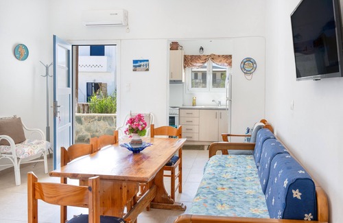 Merichas House | Holiday Home 'Demi's House' with Private Terrace and Air Conditioning